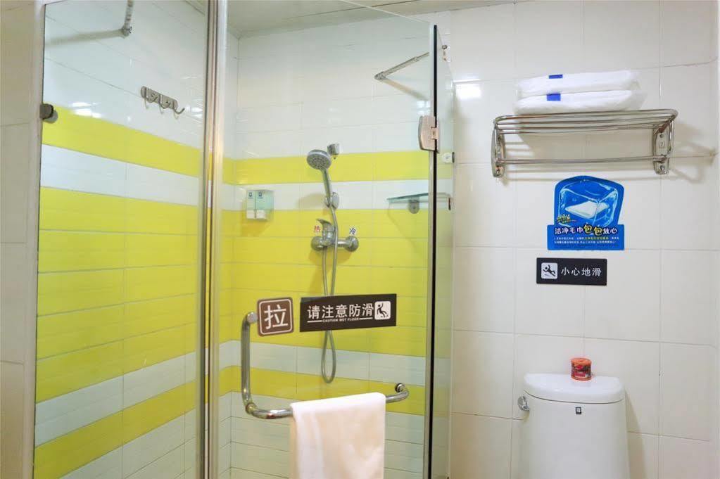 7 Days Inn Shanghai Xujiahui Caobao Road Subway Station Branch Xuhui Esterno foto