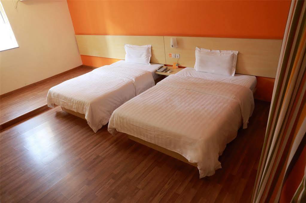 7 Days Inn Shanghai Xujiahui Caobao Road Subway Station Branch Xuhui Esterno foto
