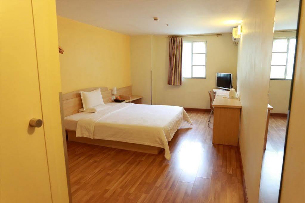 7 Days Inn Shanghai Xujiahui Caobao Road Subway Station Branch Xuhui Esterno foto